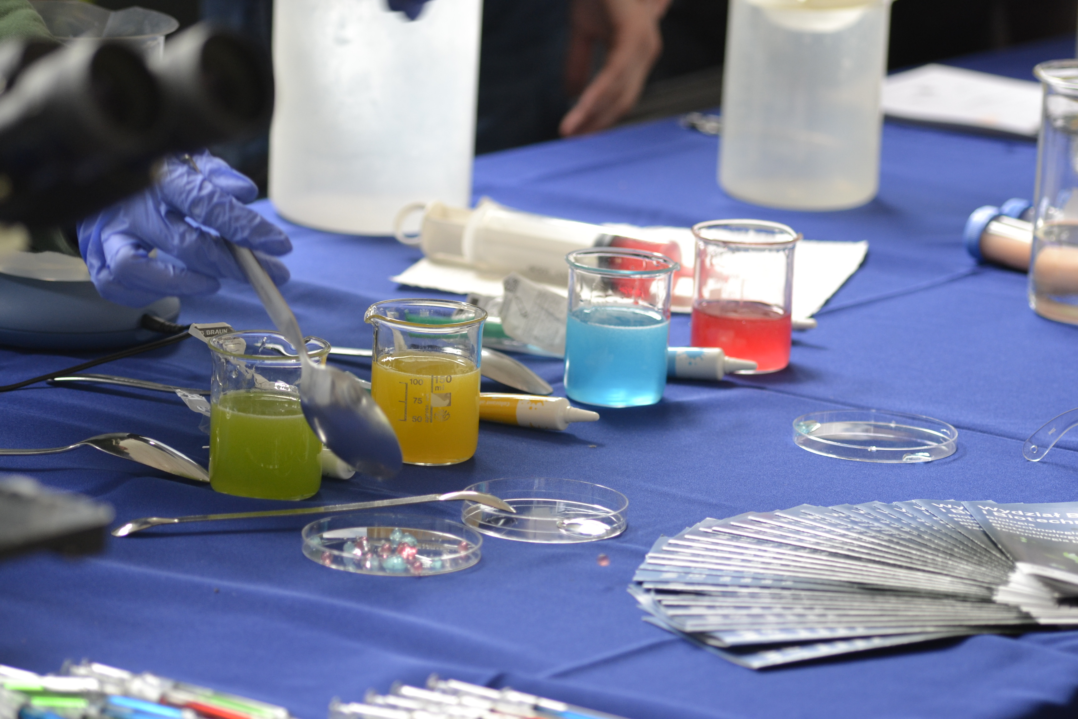 Członkowie KNBiotech podczas warsztatów naukowych